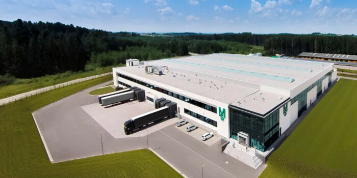 Luftaufnahme des neuen Firmengebäudes der MS Powertrain Technology GmbH.